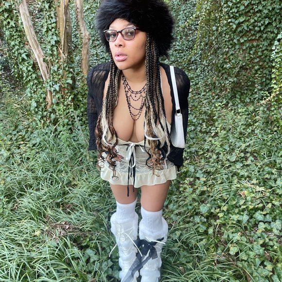 Meet your Posher, Trinity - Picture 2 of 3